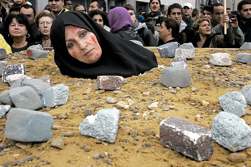 Husaini er etter islamsk Sharia-lov, dømt til døden ved steining fordi hun har fått barn utenom.